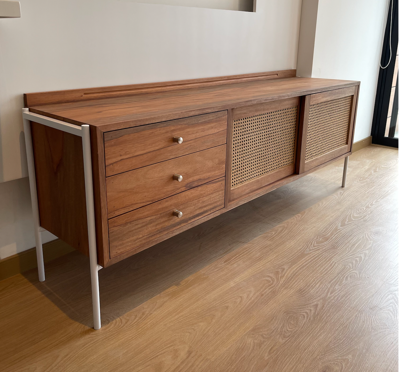 Consola de madera y mimbre