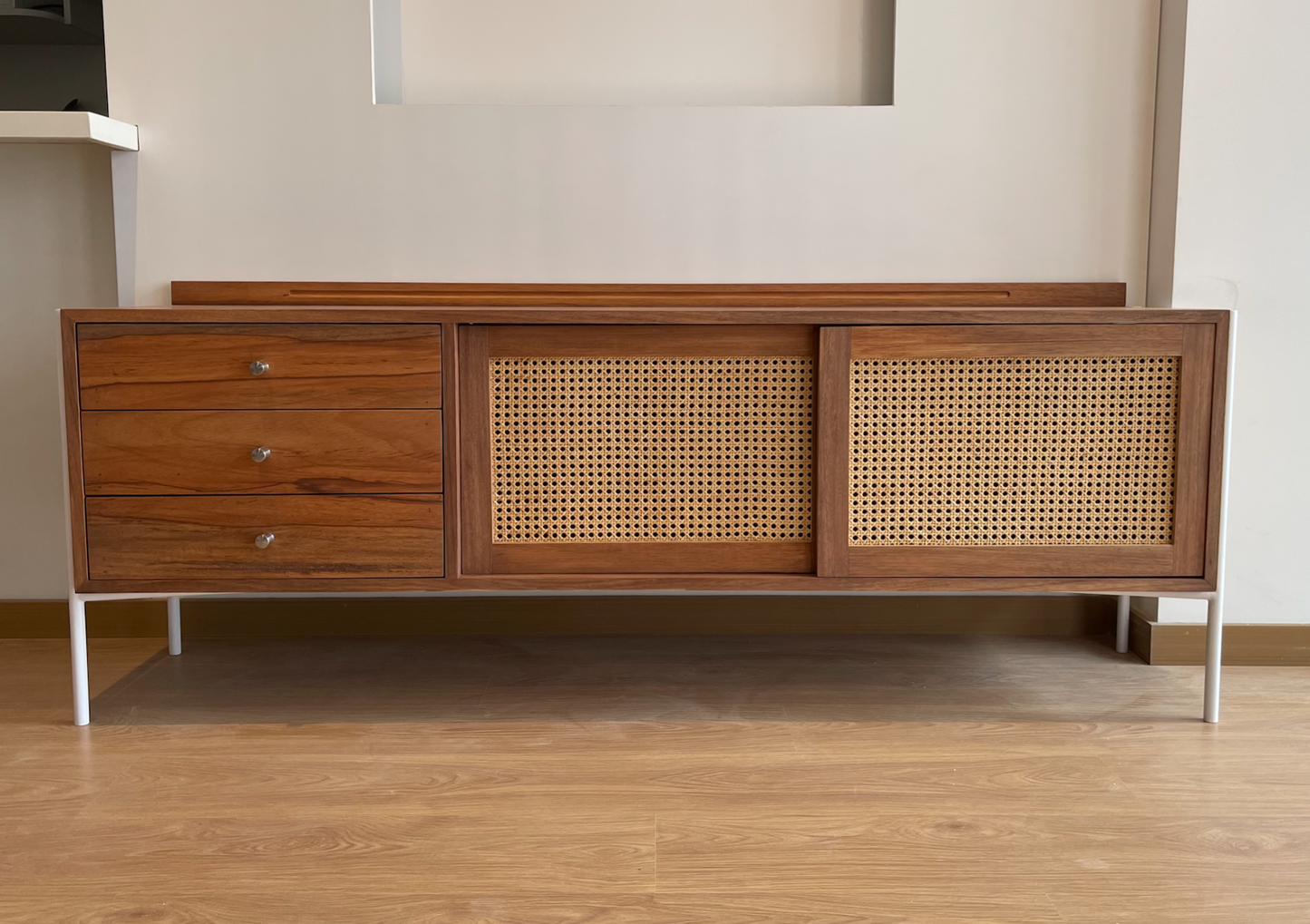 Consola de madera y mimbre