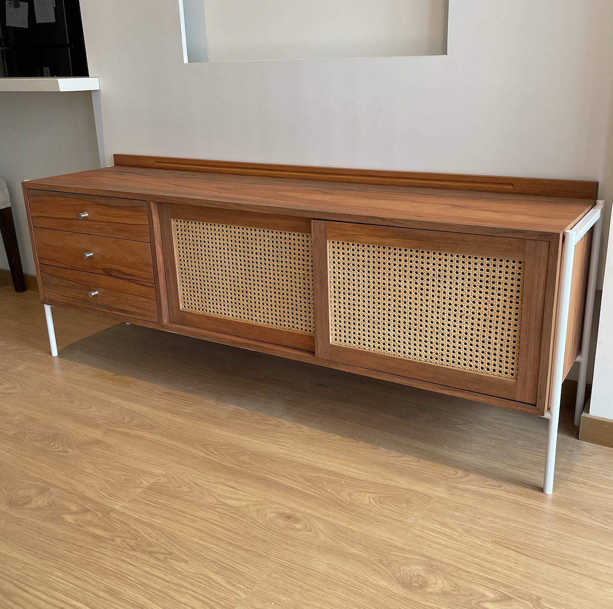 Consola de madera y mimbre