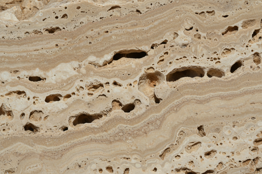 Más allá del Mármol: Por qué el Travertino es nuestra obsesión (y debería ser la tuya)