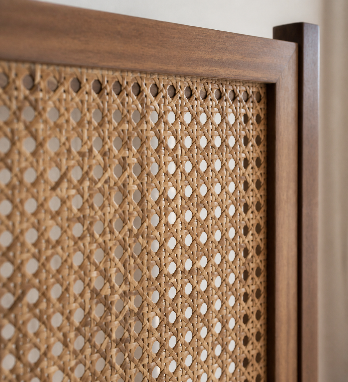 Cama artesanal de madera con respaldar tejido en mimbre natural.